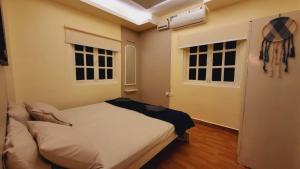 Giường trong phòng chung tại 1BHK POOL VIEW APARTMENT - Candolim Resort +46 ảnh