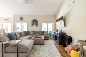 Μια τηλεόραση ή/και κέντρο ψυχαγωγίας στο Cave Creek Classy 4 bedrooms, Heated pool, pool table