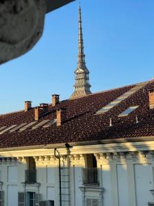 una vista de la torre Eiffel desde el techo de un edificio en Deluxe Apartment Vittorio Po Torino centro, en Turín 48 fotos más