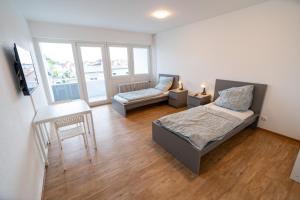 a living room with a bed and a couch at Monteurwohnung mit Top-Anbindung - Atrium in Pfungstadt
