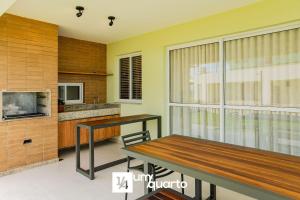 a living room with a table and a kitchen at Ponta de Inhambupe Residences in Baixio