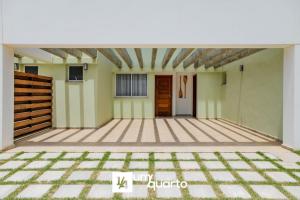 a room with green walls and a wooden door at Ponta de Inhambupe Residences in Baixio