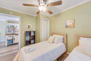 Postel nebo postele na pokoji v ubytování 1 Mi to Beach, Pool Access Hilton Head Island Gem + 19 fotografií