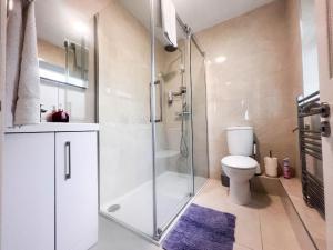 Koupelna v ubytování Best location,4-br house,Churchill square car park & sea-2 min, Brighton conference centre 3 min, shops, restaurants, i-360, pier - walking distance + 60 fotografií