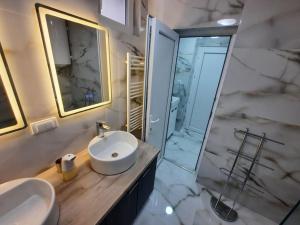 Ένα μπάνιο στο Authentic Belgrade Centre - 3 Suites in One Space, with patios in courtyard for smokers +18 φωτογραφίες