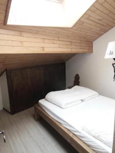 a bed in a room with a wooden ceiling at Résidence Le Reclaz - 2 Pièces pour 5 Personnes MAE-3330 in Champagny-en-Vanoise