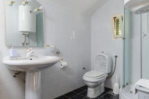 Kúpeľňa v ubytovaní Apartment Bozo + 28 fotografií