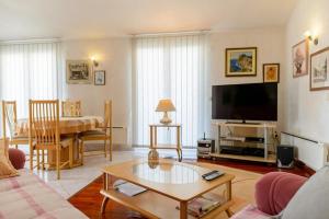Televízia a/alebo spoločenská miestnosť v ubytovaní Apartment Bozo