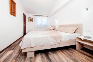 Posteľ alebo postele v izbe v ubytovaní Apartments by the sea Rovinj - 17935