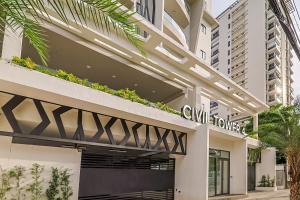 une façade d'un bâtiment avec des plantes dans l'établissement Charming City Center Apt, Pool, à Saint-Domingue