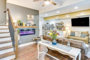 TV a/nebo společenská místnost v ubytování 6 Mi to Downtown Apartment in Chattanooga!