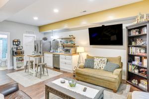 Kuchyň nebo kuchyňský kout v ubytování 6 Mi to Downtown Apartment in Chattanooga!