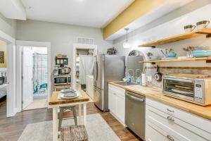Kuchyň nebo kuchyňský kout v ubytování 6 Mi to Downtown Apartment in Chattanooga!