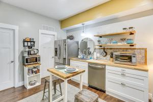 Kuchyň nebo kuchyňský kout v ubytování 6 Mi to Downtown Apartment in Chattanooga!