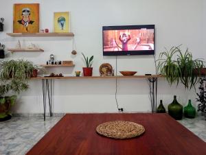 TV a/nebo společenská místnost v ubytování CASA PATRIA, con cochera, patio, parrilla