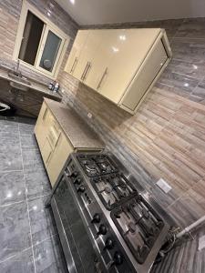 Η κουζίνα ή μικρή κουζίνα στο شقه بالمهندسين لاصحاب الذوق الرفيع
