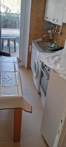 a kitchen with a stove and a washing machine at La casa di Enrico & Giusy in Passoscuro