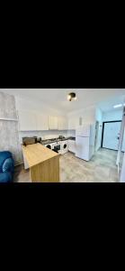 Dapur atau dapur kecil di Caesars Studio Flat