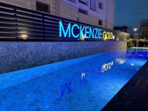 ein Schwimmbad bei Nacht mit einem Masyene-Gott-Zeichen in der Unterkunft Luxury 1 Bedroom Apartment MckenzieGold 57 MyGuest Cyprus in Iskele