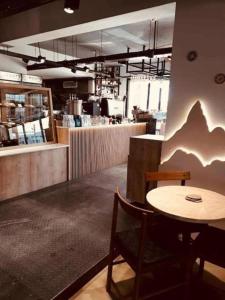 ein Restaurant mit einem Tisch, Stühlen und einer Theke in der Unterkunft Luxury 1 Bedroom Apartment MckenzieGold 57 MyGuest Cyprus in Iskele