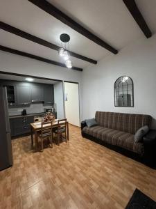 ein Wohnzimmer mit Couch und Tisch in der Unterkunft Casa Nito in Sardina