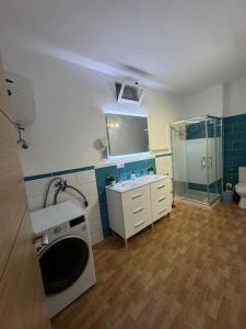 ein Badezimmer mit Dusche, Waschbecken und Spiegel in der Unterkunft Casa Nito in Sardina