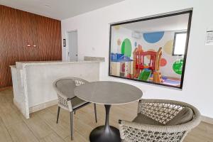 Posezení v ubytování Cozy, Centric 1BR Condo, Pool