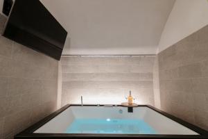 a bathroom with a bath tub in a room at Le Fantine Rooms in Campomarino