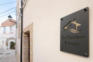 a sign on a building that reads la famille rooms at Le Fantine Rooms in Campomarino