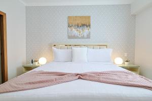 Postel nebo postele na pokoji v ubytování Cozy, Centric 1BR Condo, Pool + 27 fotografií