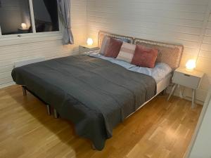 Un pat sau paturi într-o cameră la Centrally located apartment with 2 bedrooms and free parking