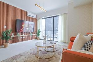 TV a/nebo společenská místnost v ubytování Cozy, Centric 1BR Condo, Pool