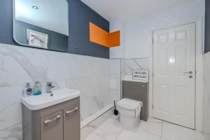 une salle de bain avec toilettes, lavabo et miroir dans l'établissement Super Central 1 Bedroom Flat With Balcony Next To Brighton Beach, à Brighton et Hove