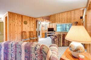 Χώρος καθιστικού στο Harrison Cabin with Fire Pit and Elbow Lake Access!