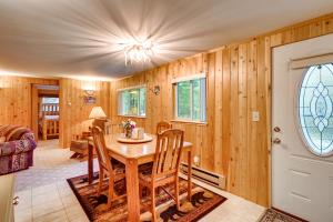 Χώρος καθιστικού στο Harrison Cabin with Fire Pit and Elbow Lake Access!