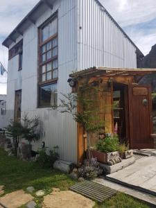 厄尔查尔坦Cabaña El Carpintero的前面有木门的房子