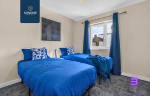 a bedroom with two beds and a window at L1 - INVOICE and REDUCED PRICE only via SUNRISE SHORT LETS DUNDEE, Large 4 Bedroom House with 6 Beds and 3 bathrooms, TVs in each room, Free Parking, Fully Equipped, Local Amenities, Easy Ring Road Access, Special Rates in Dundee +41 photos