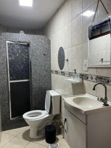 un baño con inodoro y lavabo en MariaBonita, en Arraial do Cabo