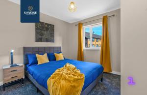 a bedroom with a blue bed and a window at L1 - INVOICE and REDUCED PRICE only via SUNRISE SHORT LETS DUNDEE, Large 4 Bedroom House with 6 Beds and 3 bathrooms, TVs in each room, Free Parking, Fully Equipped, Local Amenities, Easy Ring Road Access, Special Rates in Dundee