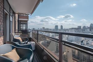a balcony with chairs and a view of a city at Espectacular Vista a la Ciudad y Mágico Atardecer! in Buenos Aires