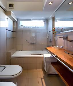 a bathroom with a tub and a toilet and a sink at Espectacular Vista a la Ciudad y Mágico Atardecer! in Buenos Aires