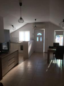 Kuchyň nebo kuchyňský kout v ubytování Apartments Krila