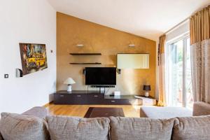 TV a/nebo společenská místnost v ubytování House Peace