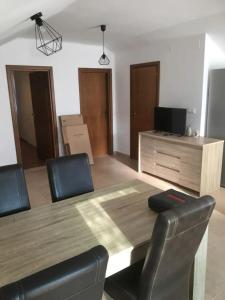 TV a/nebo společenská místnost v ubytování Apartments Krila