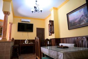 TV a/nebo společenská místnost v ubytování Casa Rural LA ENCINA