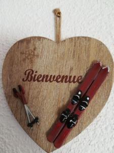 Chalet de la Lette في فينترون: لوحة خشبية على شكل قلب عليها كلمة "ثلاجة"