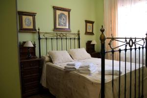 Postel nebo postele na pokoji v ubytování Casa Rural LA ENCINA + 37 fotografií