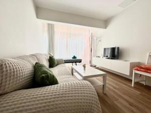 TV a/nebo společenská místnost v ubytování Patalavaca Pool & beach View