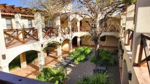 an overhead view of a courtyard with a bridge and benches at El Colonial Departamentos in Cafayate