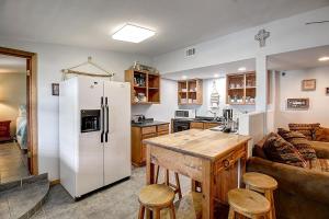 ポート・アランサスにあるBlue Water Fisherman 614SPのキッチン(白い冷蔵庫、ソファ付)